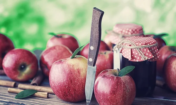 Maçãs frescas numa tábua de madeira. Colheita de maçãs vermelhas. Frutas e — Fotografia de Stock