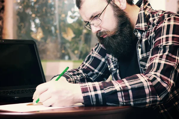 Männliches Arbeitsheft bärtig — Stockfoto