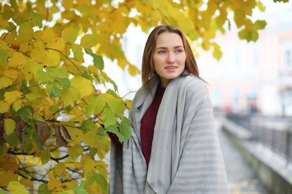 Jeune fille en promenade dans le parc d'automne — Photo