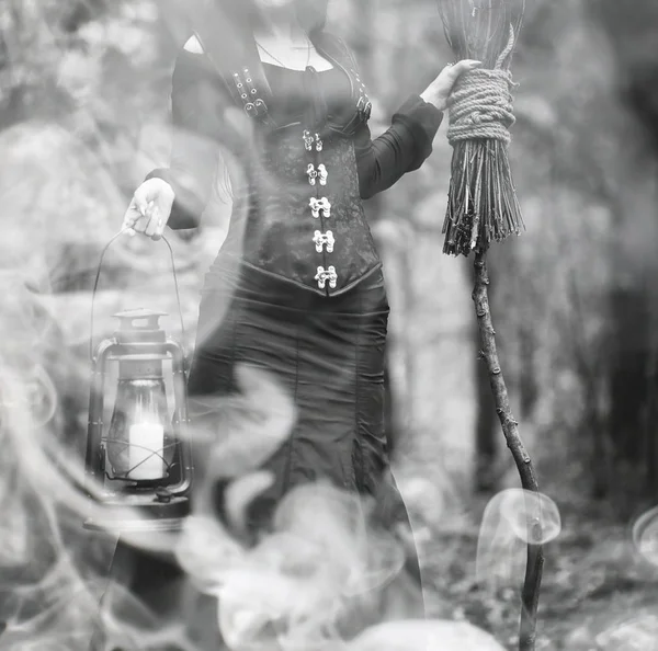 Mujer con traje de bruja en un bosque denso — Foto de Stock