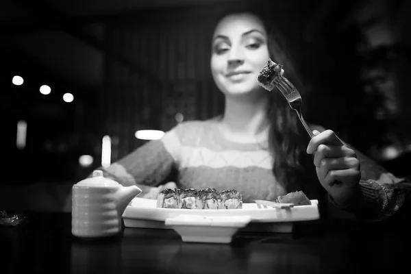 Ragazza in un caffè a cena — Foto Stock