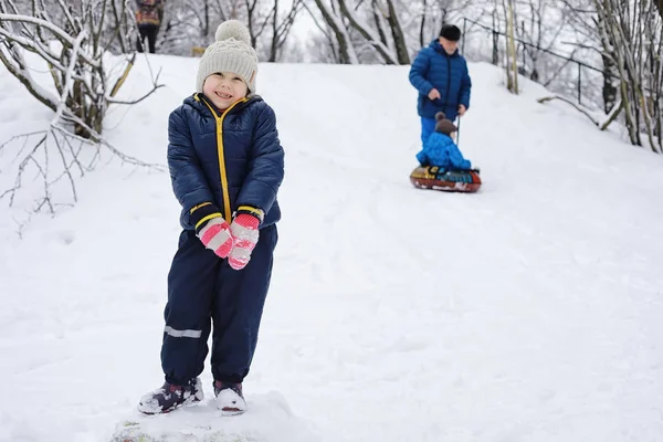 Діти в парку взимку. Діти грають зі снігом на плей-оф — стокове фото