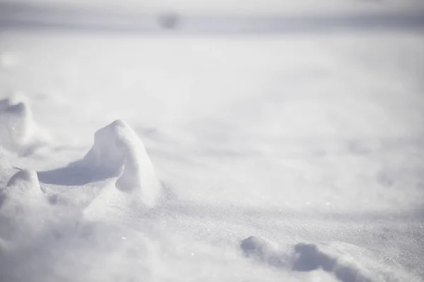 Die Textur des Schnees. Winterregen. Spuren auf schneeglatter Straße — Stockfoto