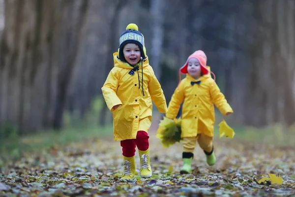 Barnen går i höstparken — Stockfoto