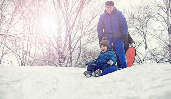 Crianças no parque no inverno. Crianças brincam com neve no playg — Fotografia de Stock