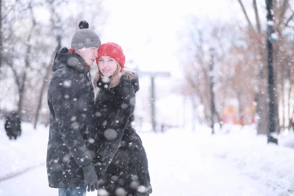 Junges Paar spaziert durch den Winter — Stockfoto