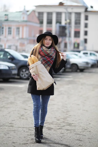 Mulher francesa com baguetes no saco — Fotografia de Stock