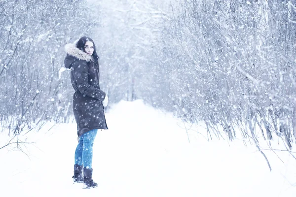 Gadis cantik di salju musim dingin yang indah — Stok Foto