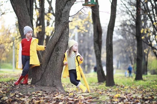 Los niños caminan en el parque de otoño — Foto de Stock