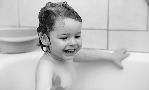 Garçon Jouant Dans Salle Bain Pendant Les Procédures Eau — Photo