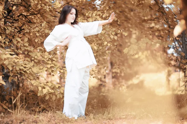 Mujer Embarazada Haciendo Ejercicio Yoga Otoño —  Fotos de Stock