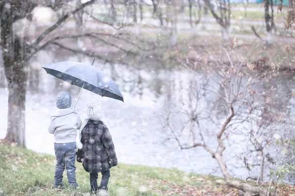 Çocuklar parkta ilk kar yürümek — Stok fotoğraf