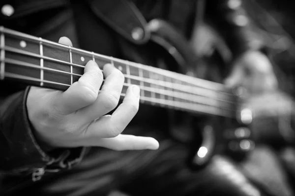 Rockgitarrist im Freien. ein Musiker mit einer Bassgitarre in Lederjacke — Stockfoto