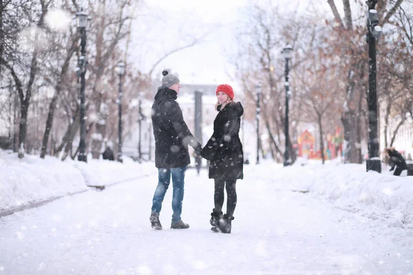 Jovem casal caminhando pelo inverno — Fotografia de Stock