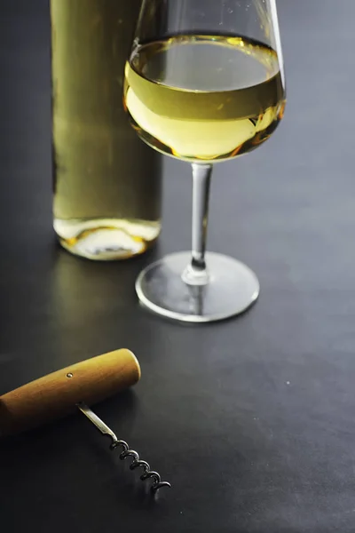 Διαφανές μπουκάλι λευκό ξηρό κρασί στο τραπέζι. Λευκό κρασί gl — Φωτογραφία Αρχείου
