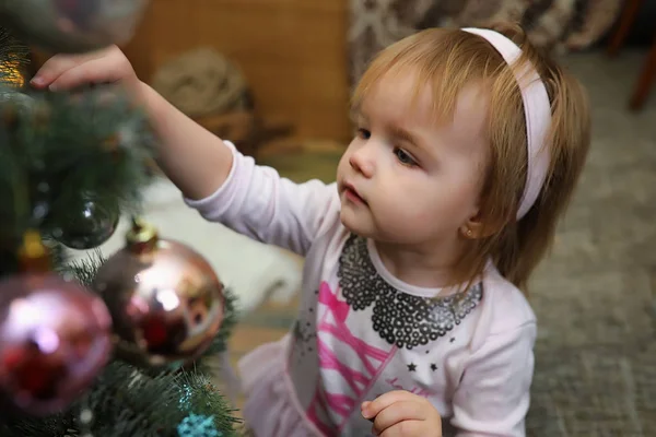 Familie tânără cu fete gemene — Fotografie, imagine de stoc