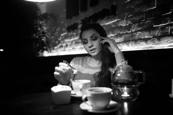 夕食の席でカフェの女の子 — ストック写真