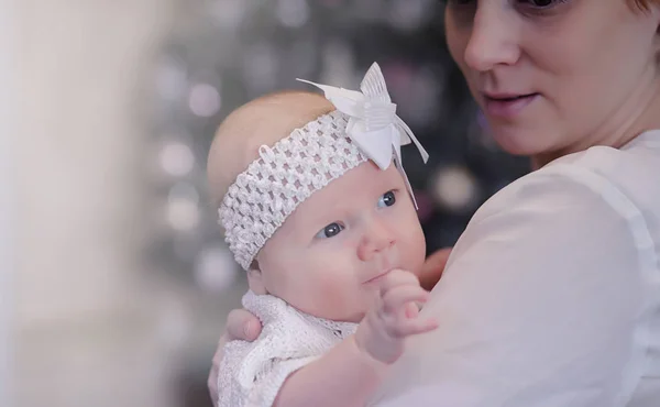 Mamma med ett nyfött barn i famnen. Flickan håller i ett barn — Stockfoto