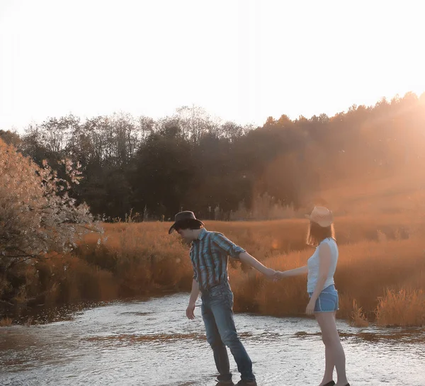 2人の若い男と女の子が秋の公園を歩いていて — ストック写真