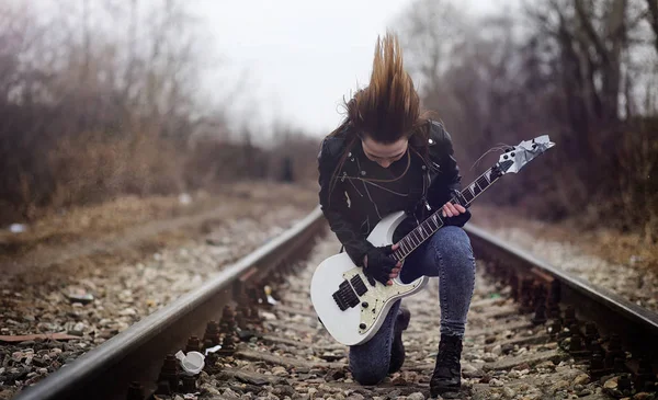 Mooi jong meisje rocker met elektrische gitaar. Een rock-musicia — Stockfoto