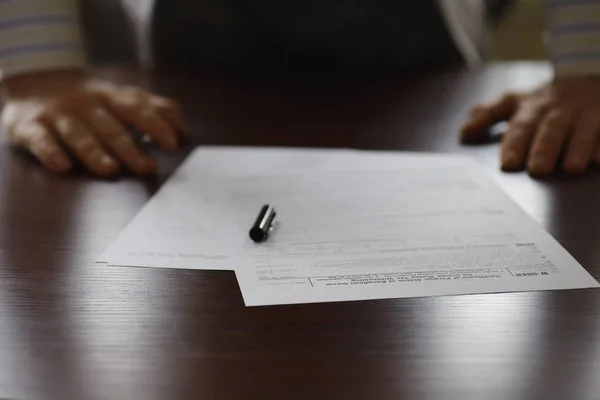 Zakelijke bijeenkomst. Een man tekent een contract. Mannelijke hand met pen mak — Stockfoto