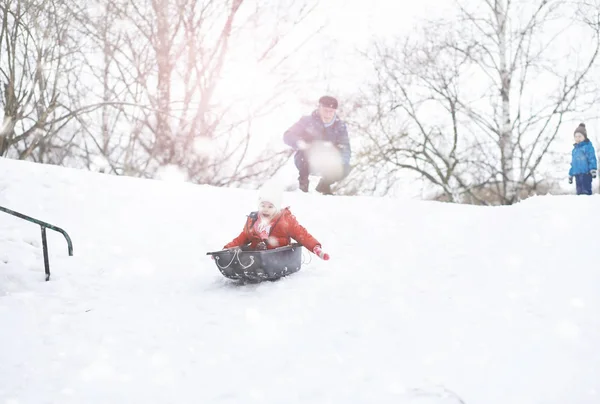 Παιδιά στο πάρκο το χειμώνα. Τα παιδιά παίζουν με το χιόνι στο παιχνίδι — Φωτογραφία Αρχείου