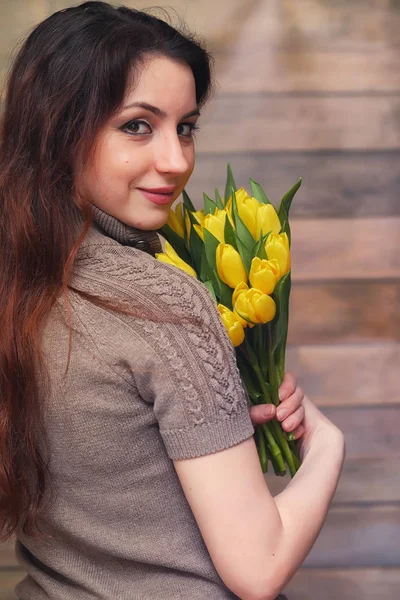 Bir buket Sarı laleler kızla. Bir hediye çiçek kız — Stok fotoğraf