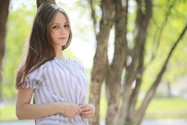 Une fille dans un parc vert printanier — Photo