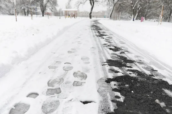 Empreintes de pas dans la neige. Empreintes de pas sur la première neige. Empreinte de — Photo