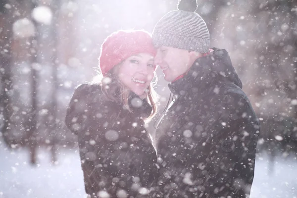 Junges Paar spaziert durch den Winter — Stockfoto