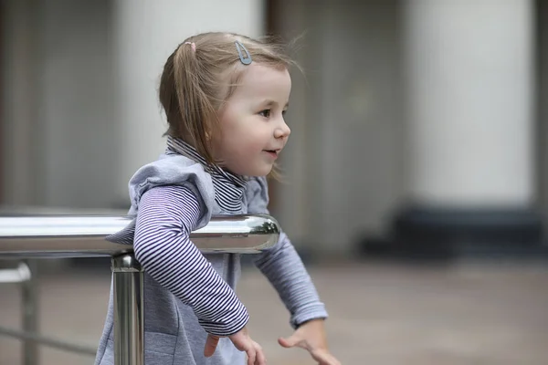 Bambini a fare una passeggiata in primavera nel parco cittadino. La ragazza è w — Foto Stock