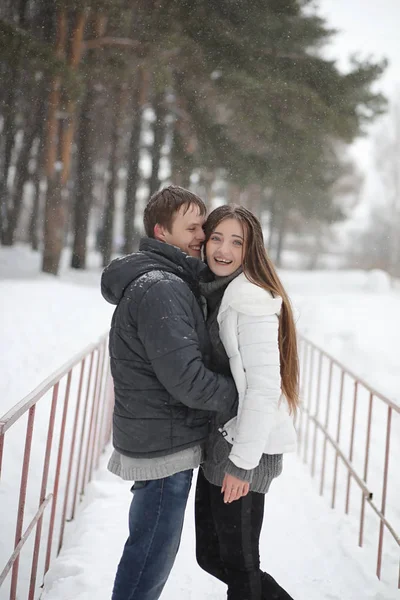 Пара влюбленных на свидании зимним днем в снежную метель — стоковое фото
