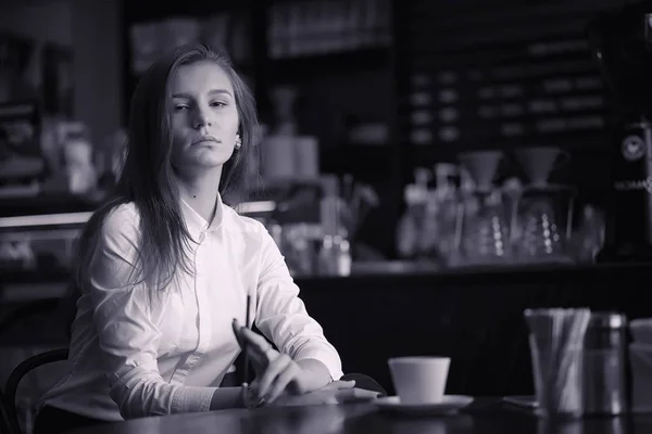 Una chica en un café está bebiendo café. Una mujer está desayunando —  Fotos de Stock