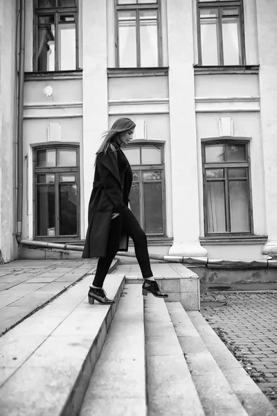 Fille dans un manteau noir et blanc photo — Photo