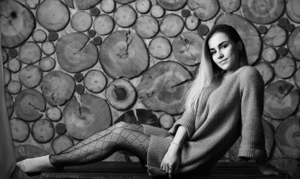 Chica joven en un suéter en una habitación — Foto de Stock