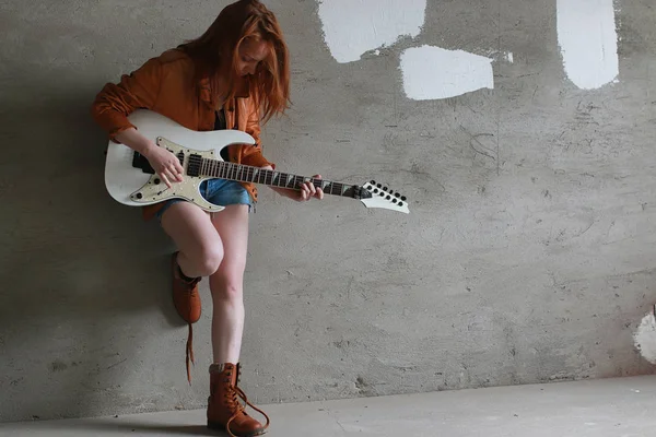 Joven pelirroja con una guitarra eléctrica. Músico de rock gir — Foto de Stock