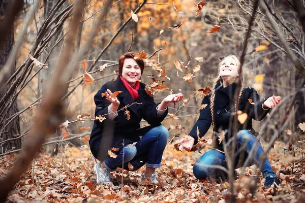 Madre Figlia Adolescente Una Passeggiata Nel Giardino Autunno — Foto Stock