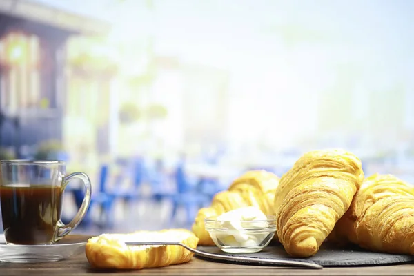 Pâtisseries fraîches sur la table. Croissant aromatisé français . — Photo