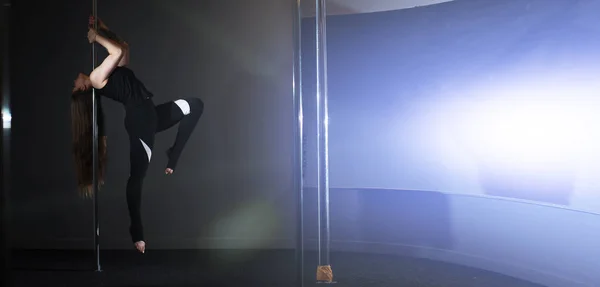 Κορίτσι Που Κάνει Ασκήσεις Αθλητικό Εξοπλισμό Χορεύτρια Στον Πυλώνα Στο — Φωτογραφία Αρχείου