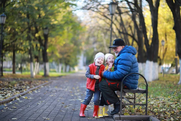 Gyermekek járni az őszi Park — Stock Fotó