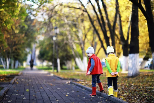 Los niños caminan en el parque de otoño —  Fotos de Stock