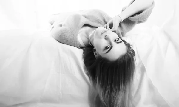 Chica joven en un suéter en una habitación — Foto de Stock