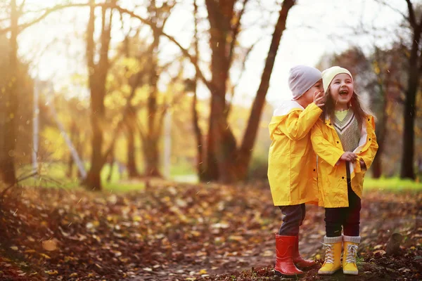 Barn gå i höst Park — Stockfoto