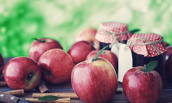 Maçãs frescas numa tábua de madeira. Colheita de maçãs vermelhas. Frutas e — Fotografia de Stock