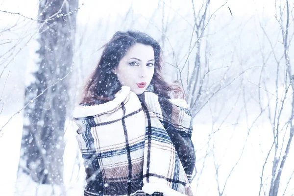 Belle fille dans une belle neige d'hiver — Photo