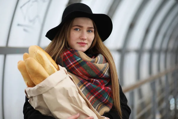 Femme française en promenade dans la partie centrale de la ville — Photo