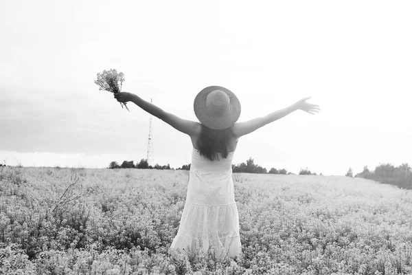 Monokrom Ung Flicka Hatt Stående Stora Fält Blommor — Stockfoto