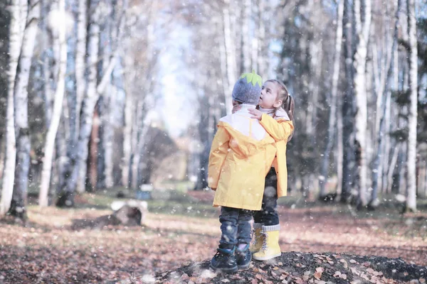 Los niños caminan en el parque primera nieve — Foto de Stock