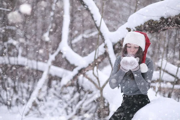 Дівчина в зимовому парку в снігопаді — стокове фото