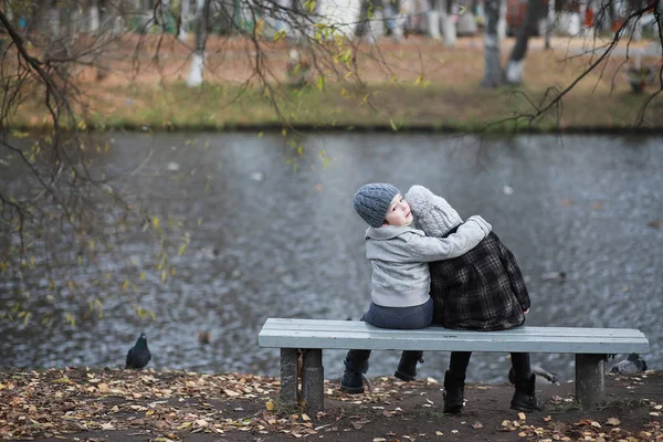 Les enfants marchent dans le parc d'automne — Photo